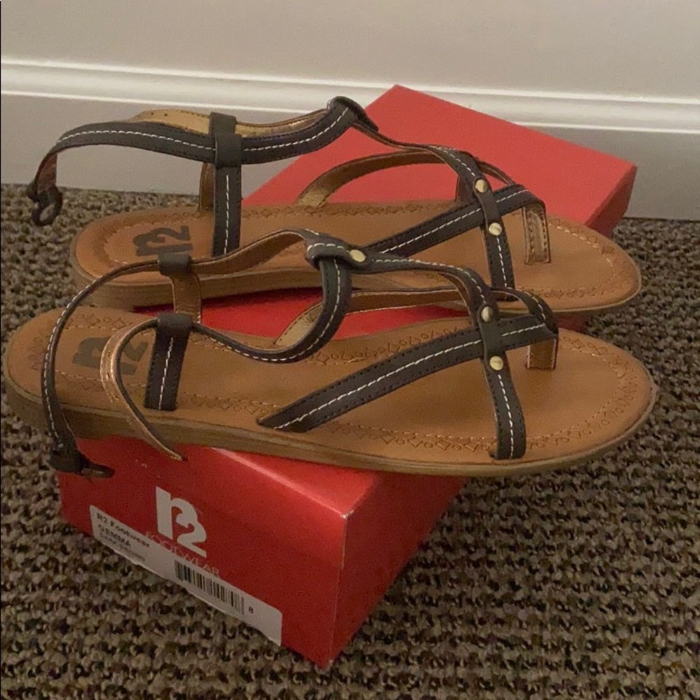 R2 sandals